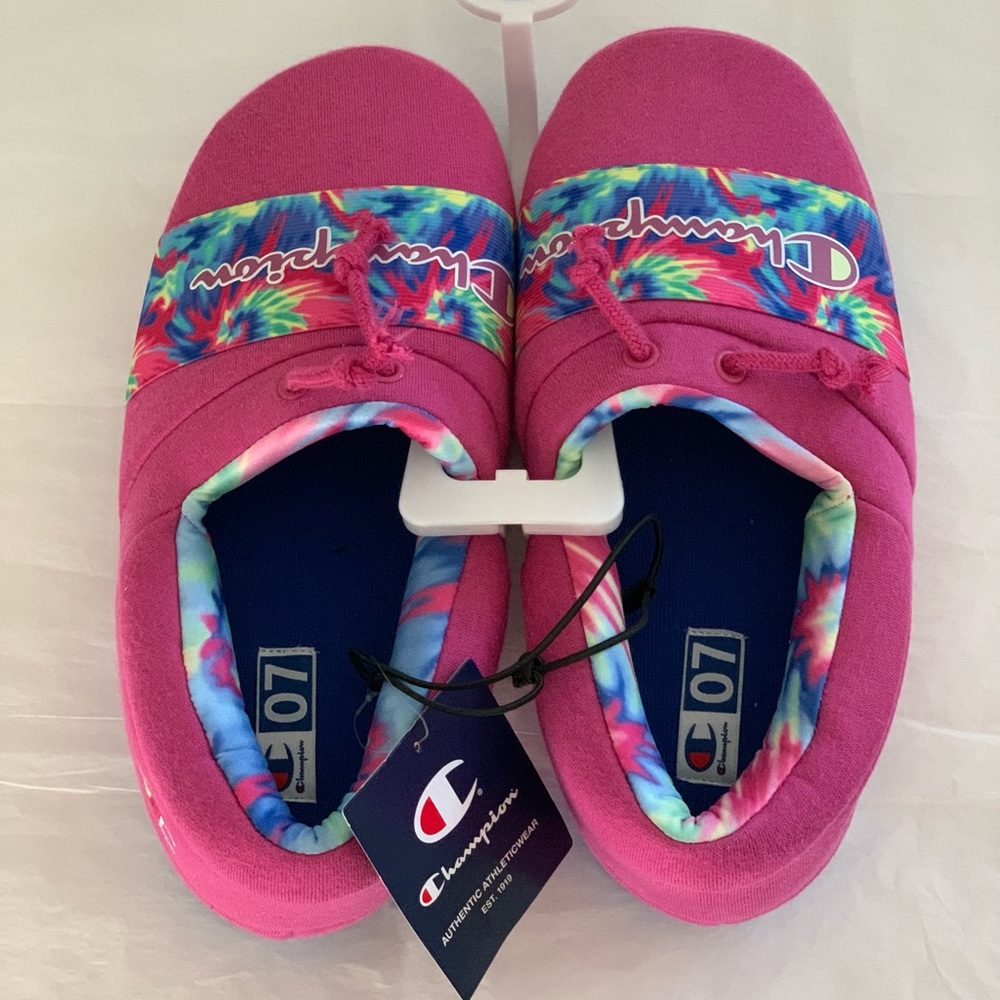 New Champion Girls Youth Academy Pink slippers size 7Y (fits women 7/7.5)